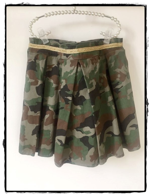 Minigonna a pieghe camouflage, military style, cinturina dorata.