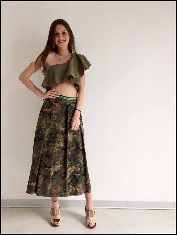 Gonna midi camouflage con crop top balze verde.