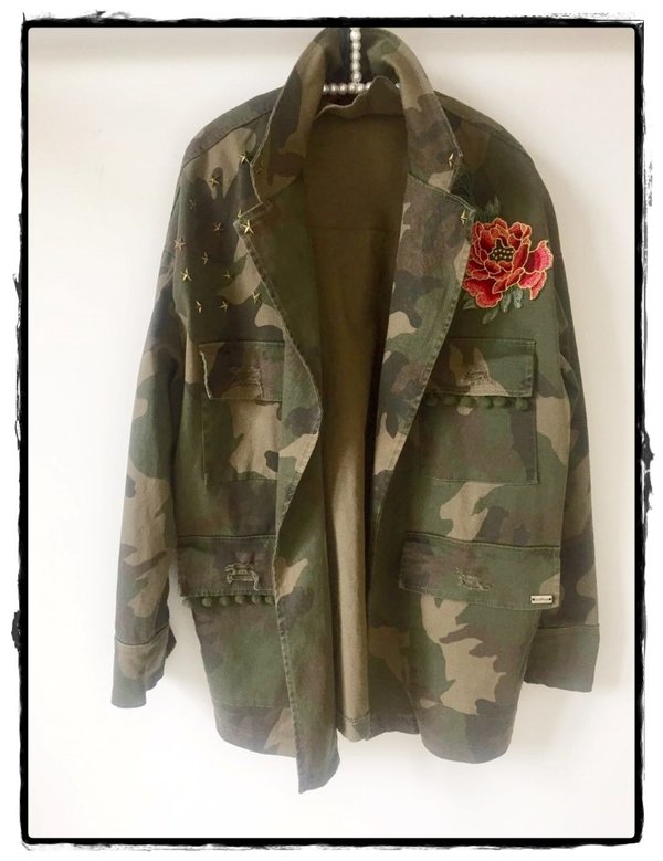 Giaccotto camouflage, military style, con fiori applicati.