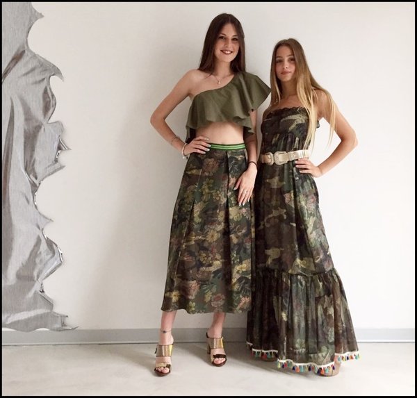 Abito lungo camouflage con cintura dorata e gonna midi con crop top balze.