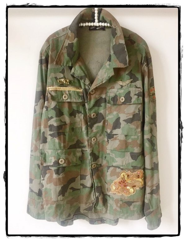 Giaccotto camouflage, military style, con applicazioni di fiori e bande dorate.