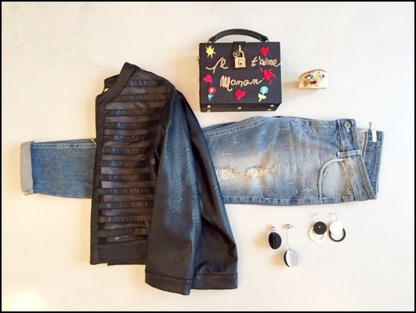 Giubbetto ecopelle nero, jeans con swarovski dorati,bracciale fili rame, orecchini anni '70 e mini bag rigida nera.