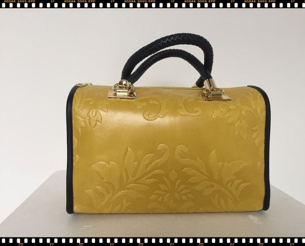 Borsa in vera pelle con stampa in rilievo giallo . ( 30x20x15 )