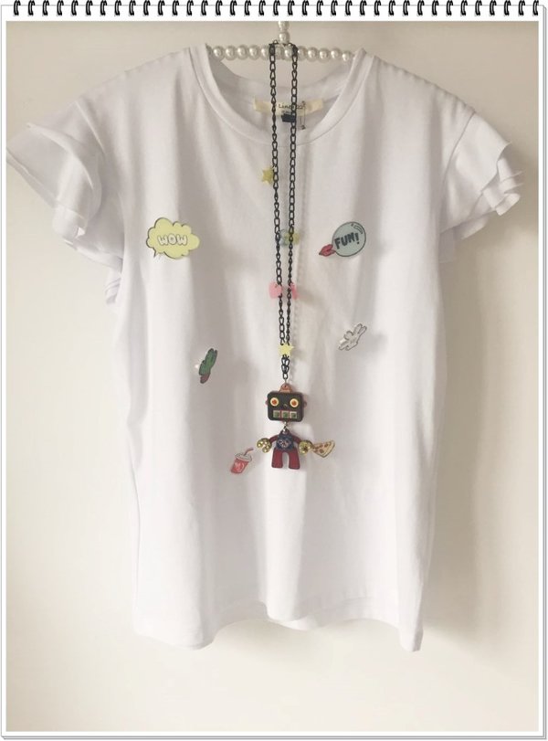 T-shirt bianca spille anni '70 con collana robot.