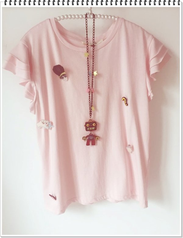 T-shirt rosa spille anni '70 con collana robot.