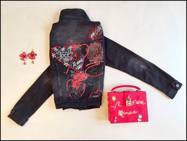 Giubbetto jeans nero con applicazioni cuori, orecchini fiore rossi r mini bag rossa rigida,