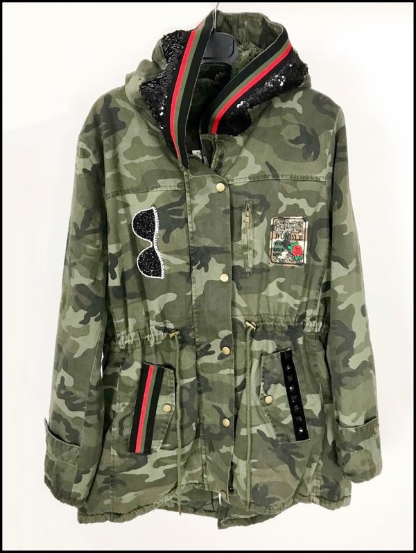 Parka camouflage con cappuccio bordato in paillettes e occhiali in swarovski applicati. Farina 00. 