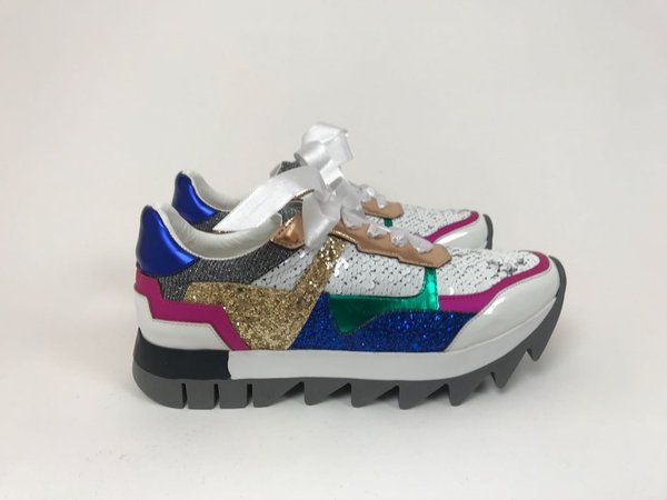 Sneakers multicolore bianco con inserti lurex e paillettes.