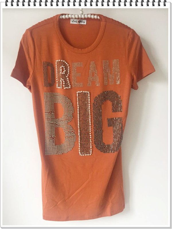 T-shirt arancio scritta perle e swarovski.