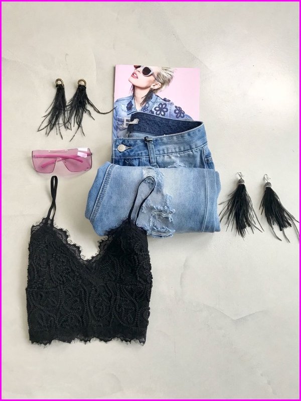 Orecchini piume neri, occhiali '70 rosa, croptop pizzo nero e jeans boyfriend strappi.