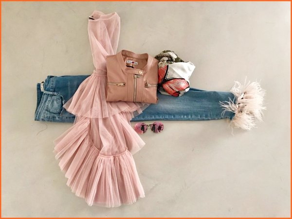 Jeans piume Linea 22, foulard farfalle Eclipse, top balze rosa Cheramyes, giubbetto ecopelle Ladybug e occhiali specchio rosa.