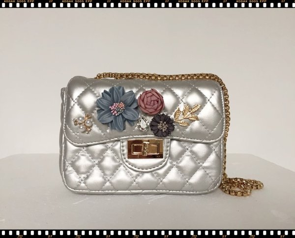 Mini Bag in ecopelle argento con fiori e tracolla dorata. ( 12x18x7 )