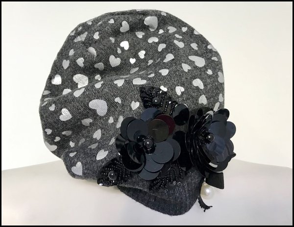 Cuffia grigia Gil Santucci cuori argento e fiori neri applicati.