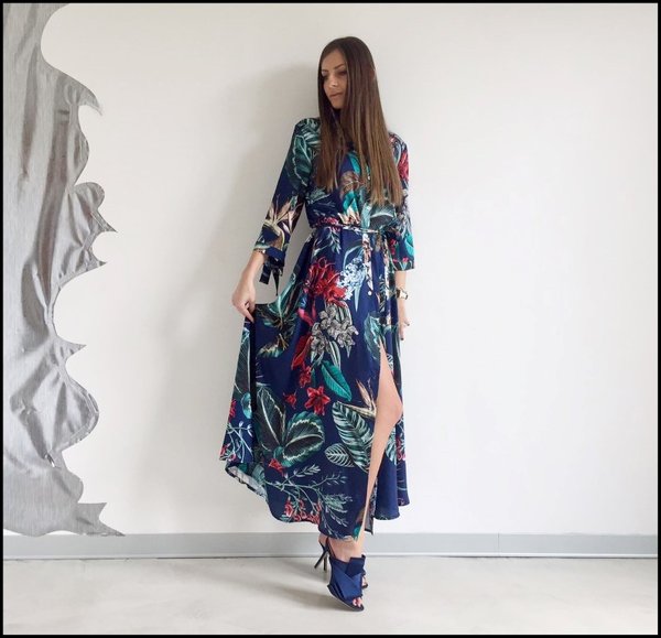 Spacco laterale per questo floreal long dress. Sabot raso blu. 