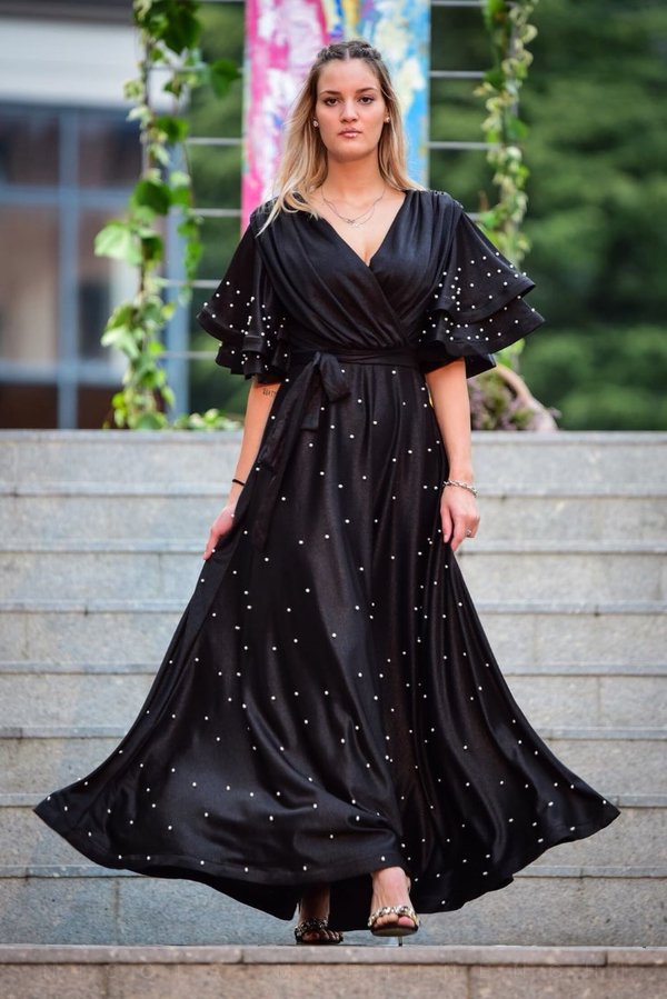SManiche importanti per questo abito lungo nero con perle, Buby's. Valentina Model.