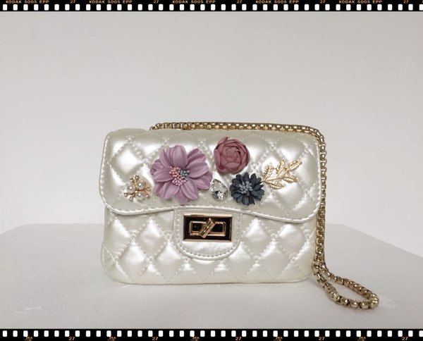 Mini Bag in ecopelle madreperla con fiori e tracolla dorata. ( 12x18x7 )
