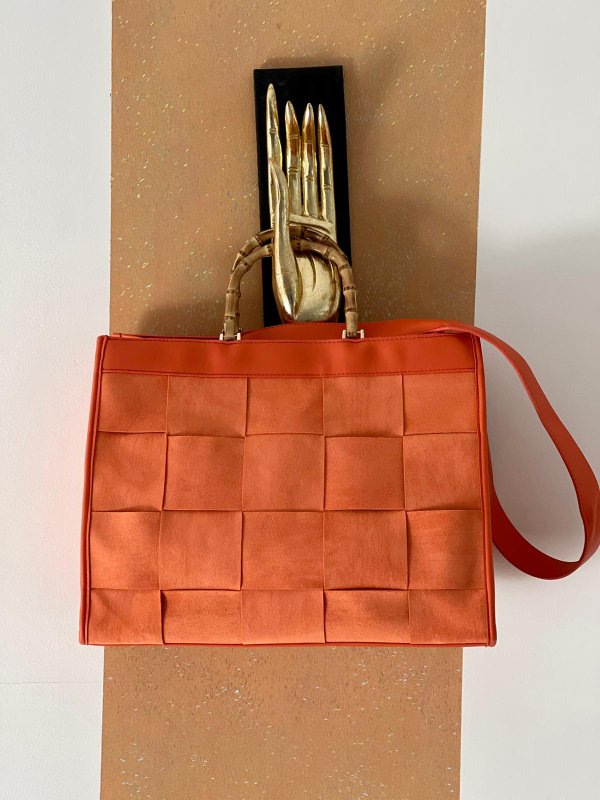 Borsa quadri scamosciata arancio con manici bamboo, misura grande.