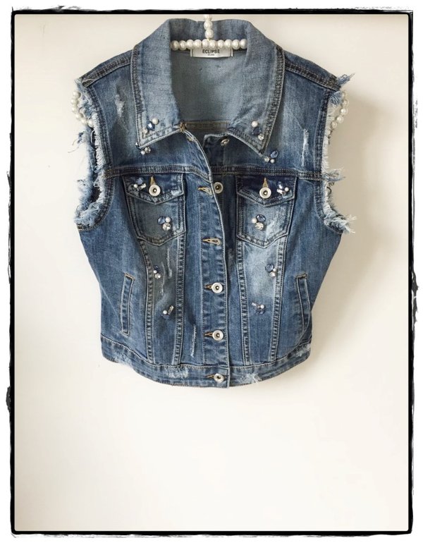 Gilet in jeans con pietre applicate.