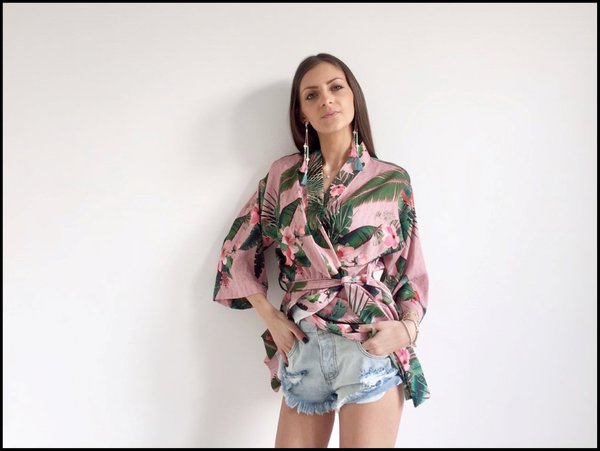  Casacca kimono floreale, short in jeans con e sabot rosa fiori.