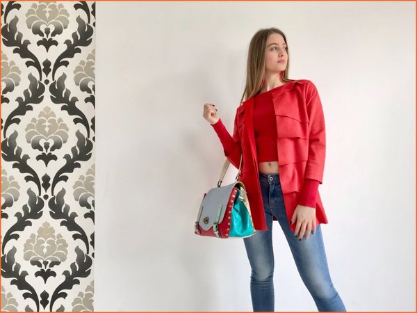 Trench in dainetto con crop top rosso, jeans e borsa Patcwork.