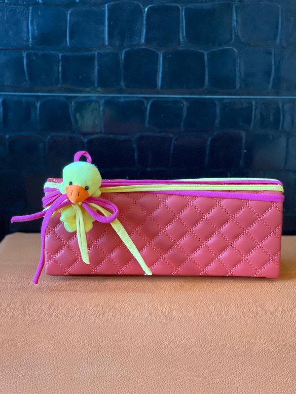 Mini pochette con dettagli colorati.