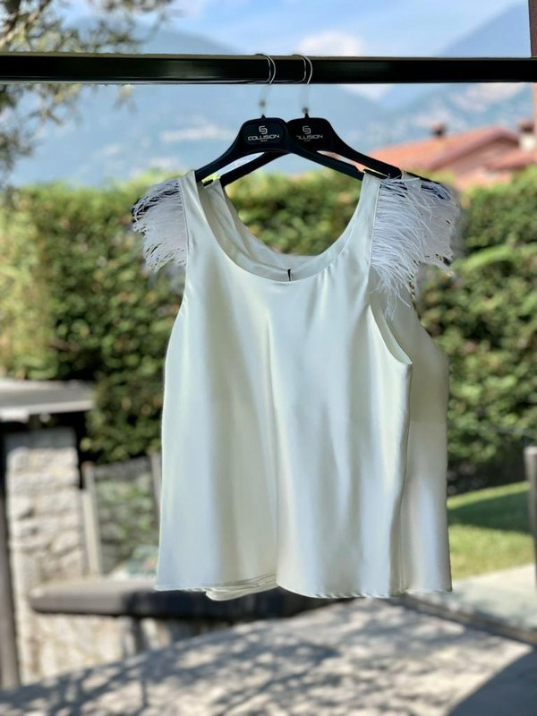 Top bianco con piumette