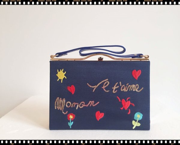 Pochette rigida in tessuto blu con cuoricini 