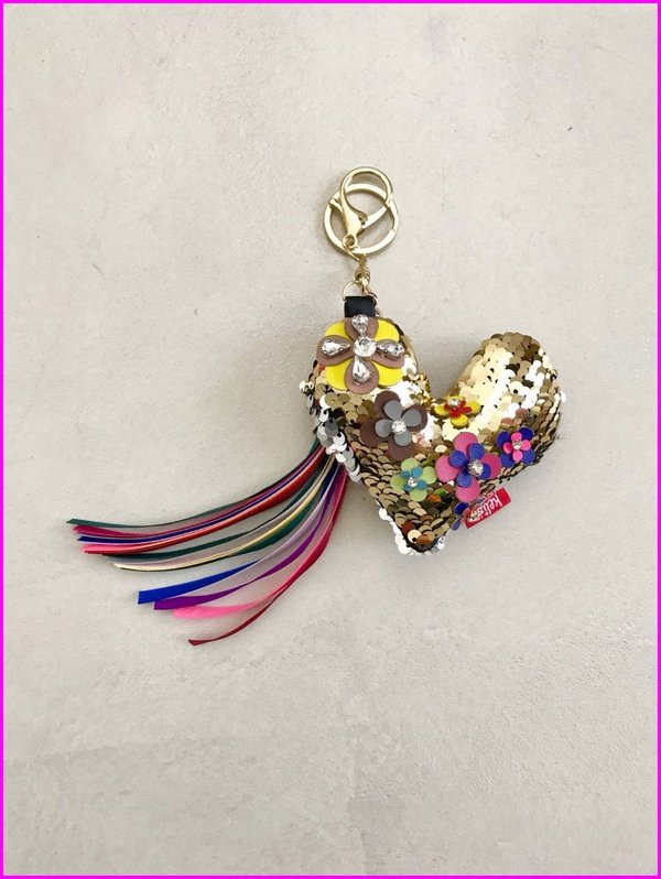 Charms cuore dorato in paillettes con frange multicolore.