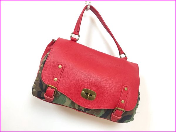 Borsa in vera pelle rossa con inserti camouflage.(38x22x13)