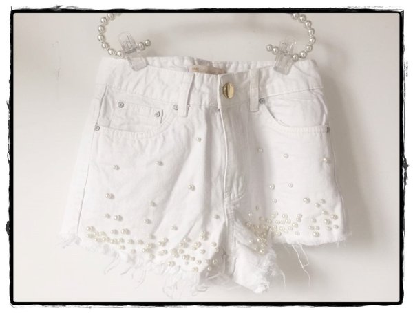Short bianco con strappi e perle.