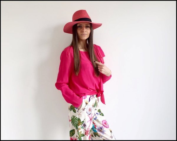  Camicina seta fucsia su pantapalazzo fiorato con cappello.