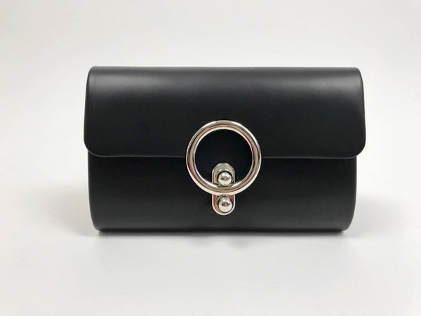 Pochette nera  con fibbia tonda argentata. ( 23x14x2 )