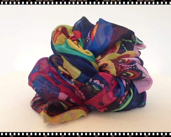 Foulard in viscosa multicolor.