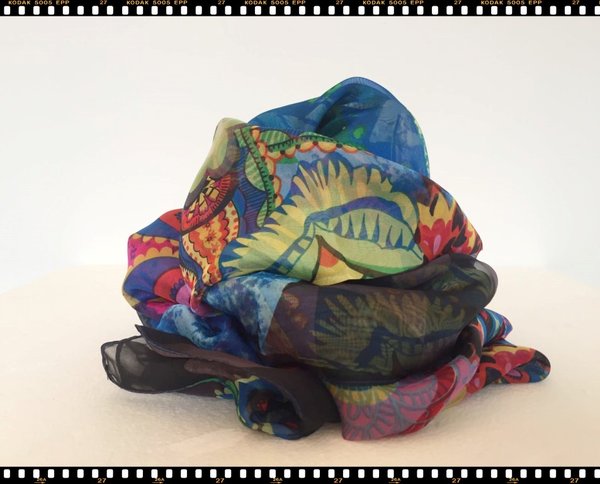 Foulard in viscosa multicolor.