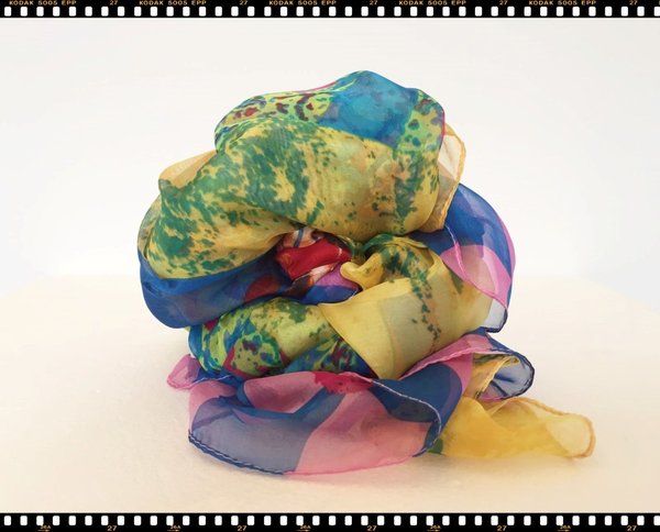 Foulard in viscosa multicolor.