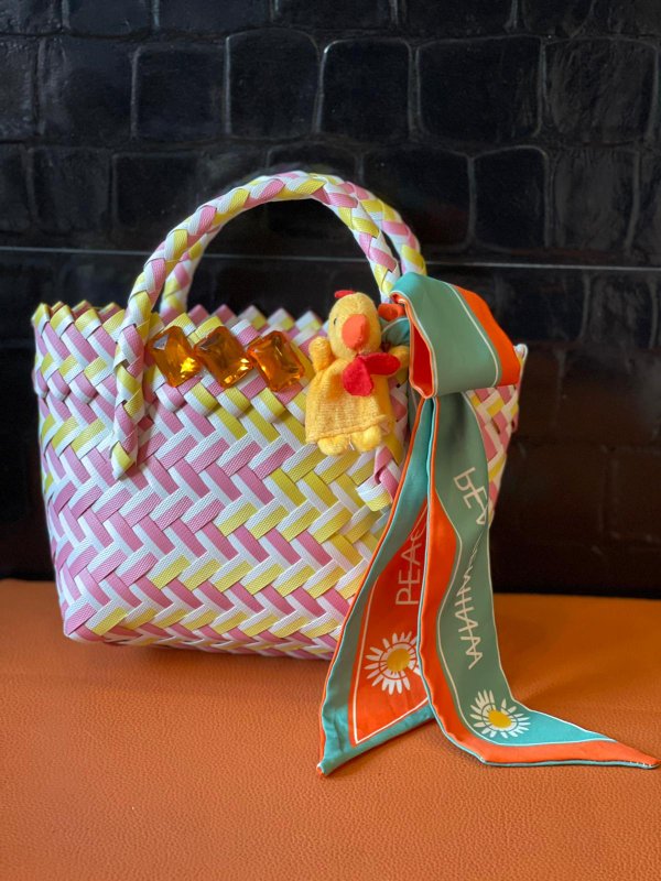 Mini bag intrecci colorati con pulcino e fiocco.