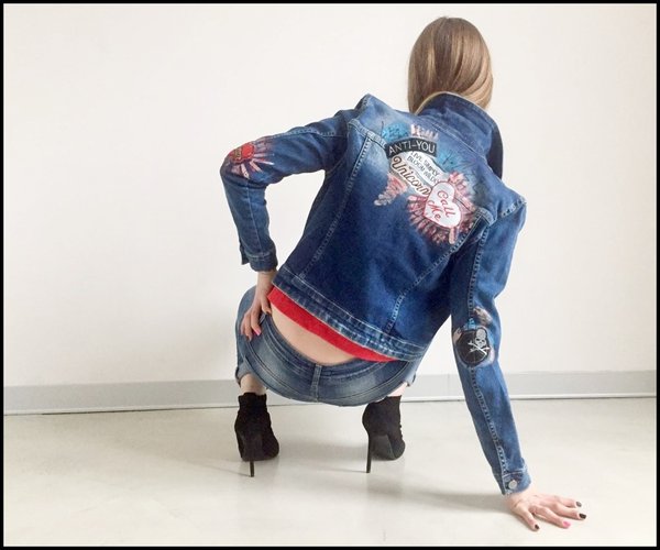 Rock impression per questo ricamo sul giubbetto di jeans.