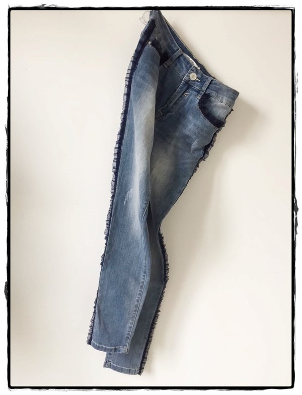 Jeans bielastico con bande in tulle blu.