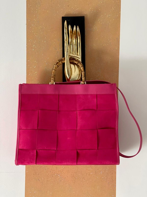 Borsa quadri scamosciata fucsia con manici bamboo, misura grande.