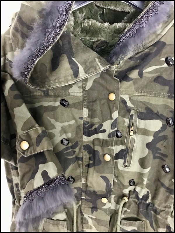 Dettagli in lapin per questo parka camouflage con pietre nere applicate. 