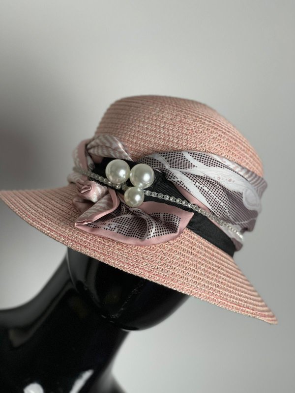 Splendido cappello rosa con inserto foulard e perle.