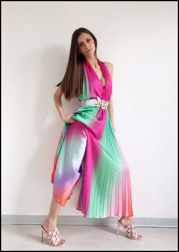 Colori arcobaleno per questa jumpsuit in plissè con cintura e sabot fiori applicati.