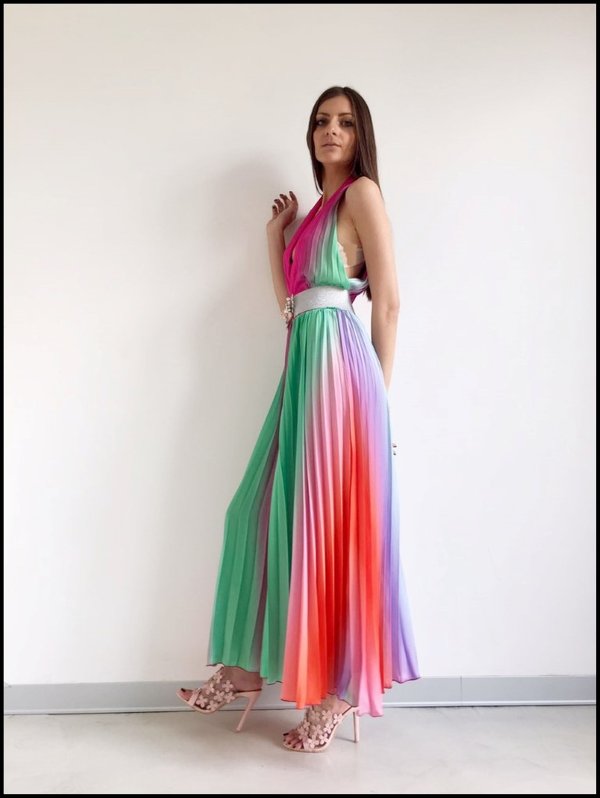 Jumpsuit in plissè colori arcobaleno con cintura e sabot fiori applicati.