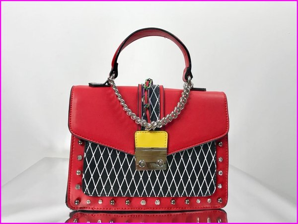 Mini bag rossa con borchie e catena argentata. (24x18x8 )