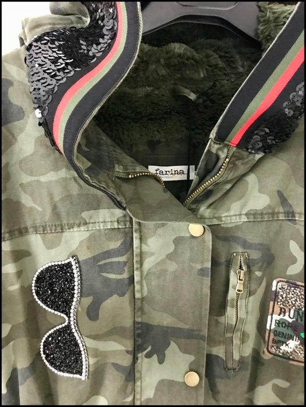 Paillettes e swarovski ad impreziosire questo parka camouflage. Farina 00.