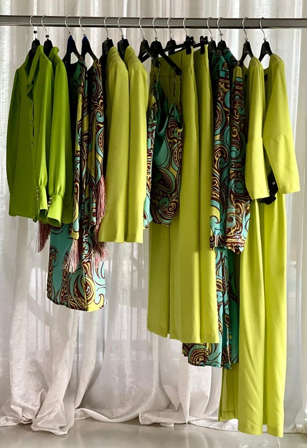 Verde lime e fantasia chic dai colori tiffany per una donna che ama farsi notare e ricordare.