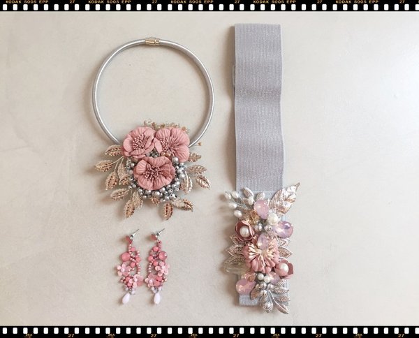 Cintura elasticizzata ( h 7 cm ) e collana rigida con applicazioni in pietre colorate e fiori, orecchini, tonalità rosa.