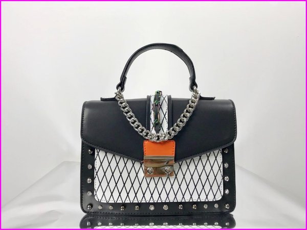 Mini bag nera con borchie e catena argentata. (24x18x8 )