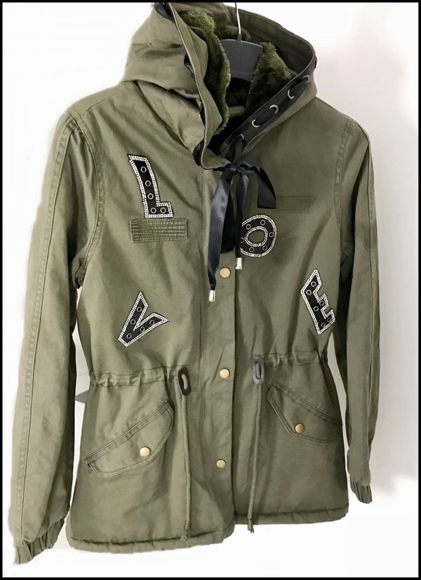 Parka verde militare con scritta LOVE applicata e fiocco di raso al cappuccio. Farina 00.