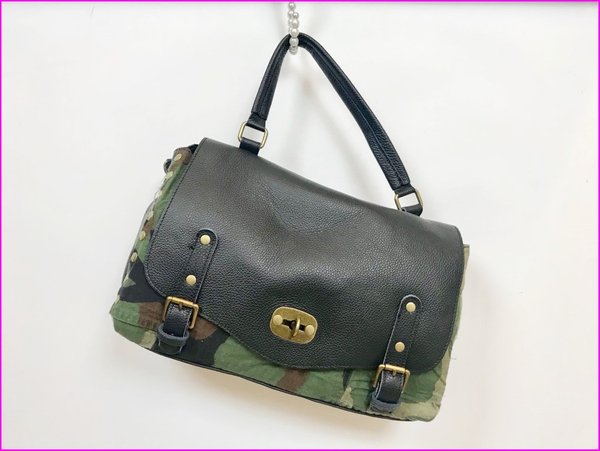 Borsa in vera pelle nera con inserti camouflage.(38x22x13)